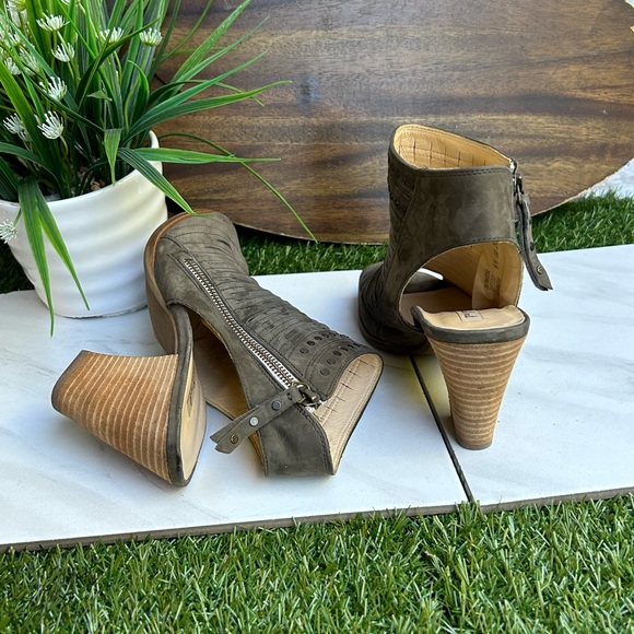 PAUL GREEN sydney Peep Toe Studded Sandal (Women)
$389.00 size 9 women - Picture 9 of 15